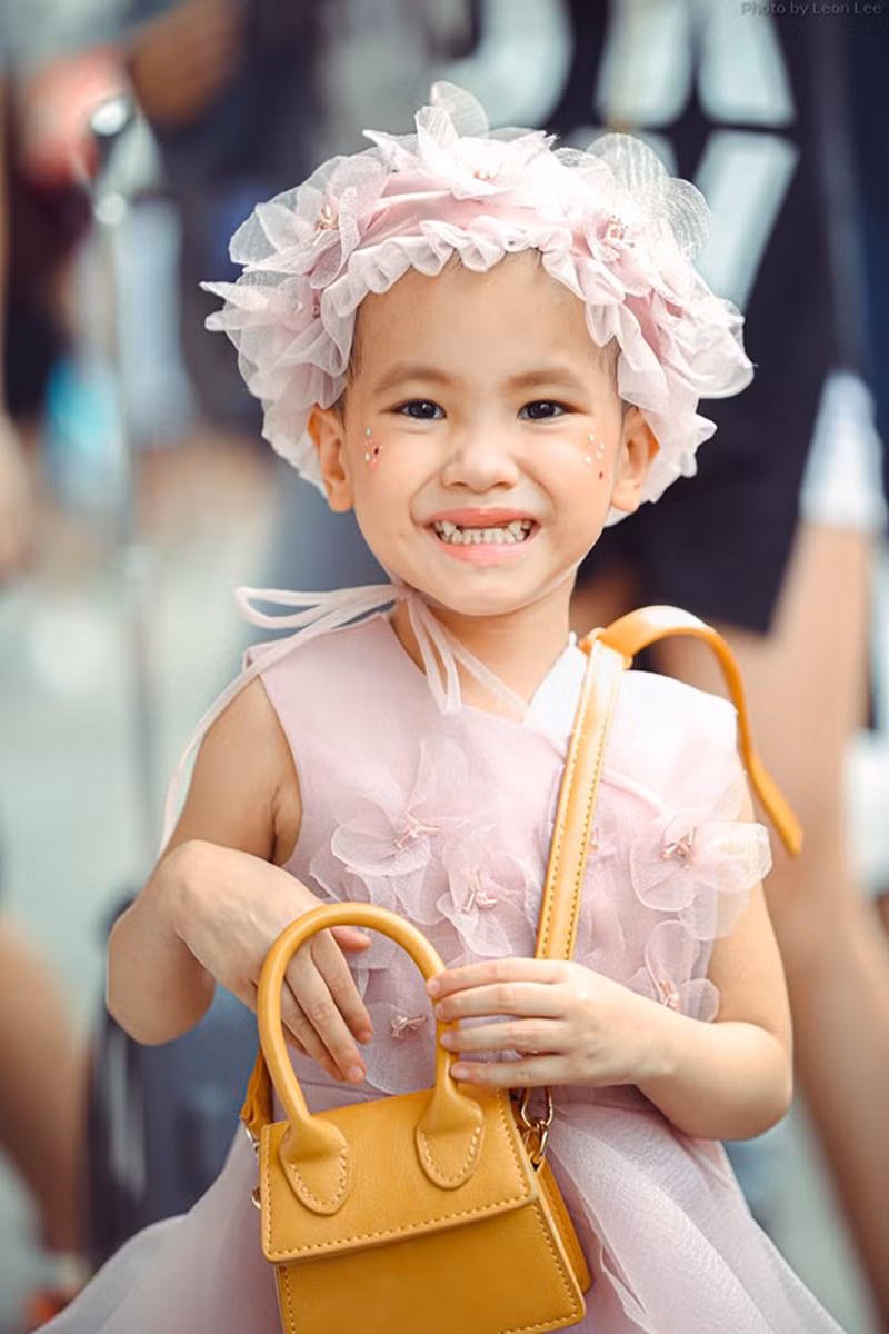 Nụ cười tươi của cô bé 4 tuổi mắc ung thư máu toả nắng giữa thời tiết âm u ở Hà Nội.