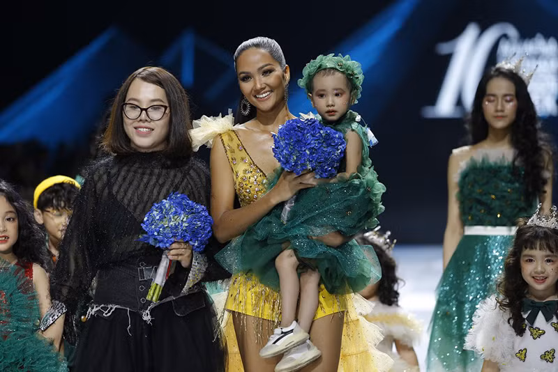 Hoàn thành show một cách xuất sắc, bé gái ung thư được H'Hen Niê bế trê tay trong khoảnh khắc kết thúc đêm diễn.