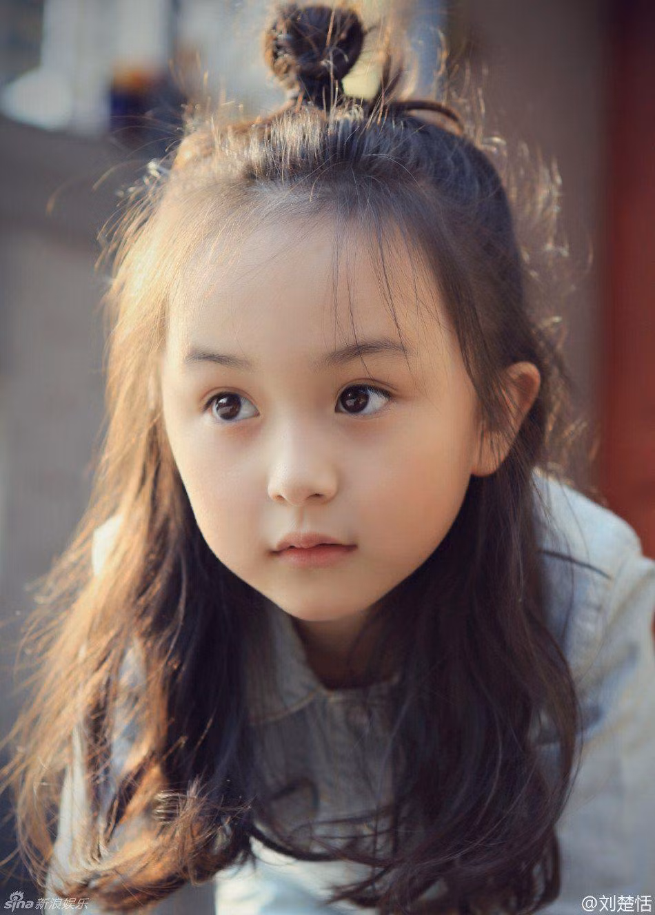 Tuy nhiên, khi càng lớn thì cô bé Lưu Sở Điềm lại ít fan hơn nhiều, có lẽ người ta lo lắng về gương mặt của diễn viên nhí này sẽ không còn được như xưa.