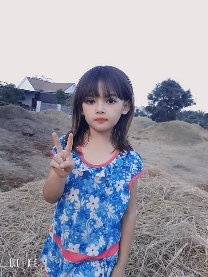 Chỉ với vài bức ảnh đơn giản, trang phục không cầu kỳ, cô bé đã "ăn cắp" trái tim của biết bao nhiêu người. Có thanh niên đùa rằng sẵn sàng góp gạo chờ em lớn bởi với nhan sắc như thế này sau lớn lên không phải hoa hậu cũng chắc suất hot girl.