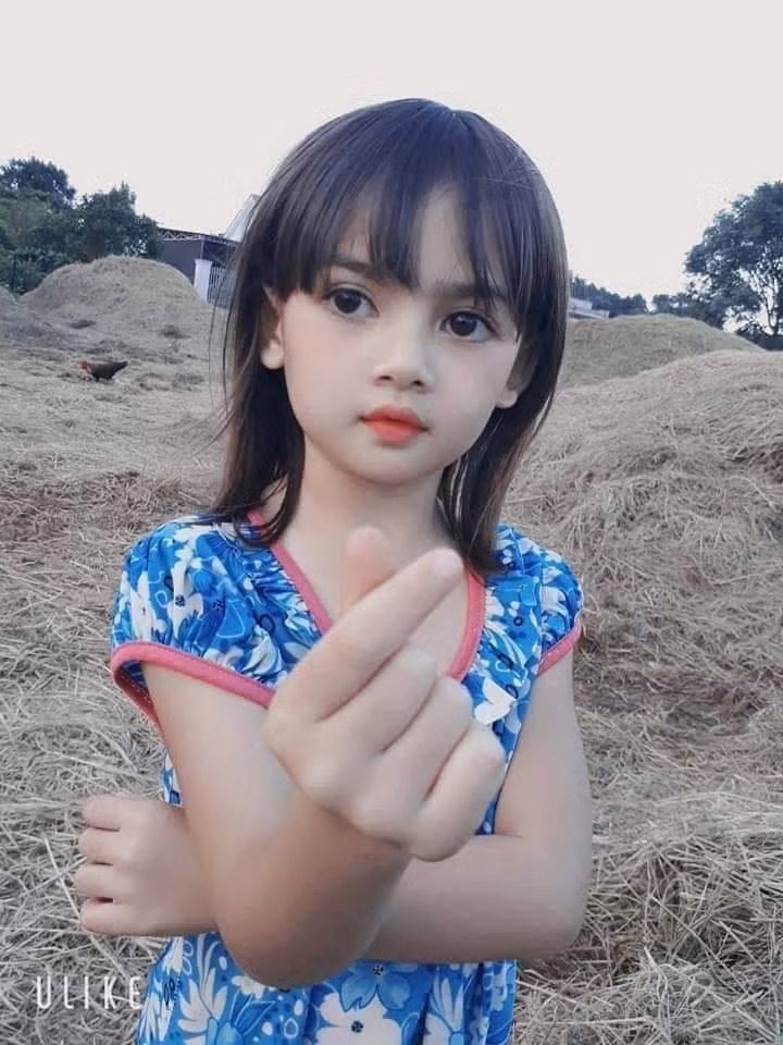 "Quá xinh. Hai từ thôi, xuất sắc. Không có một nét nào trên gương mặt em ấy mà không đẹp cả. Thế này lớn lên lại chết các anh mất thôi. Đẻ ra cô con gái thế này mát dạ quá" - Facebooker N.V bình luận.