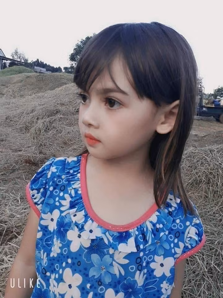 Sở hữu nước da trắng hồng, môi đỏ và đôi mắt to, sâu và hàng lông mi dày, cô nàng được cho là chuẩn của Hà Lan phiên bản nhí trong phim "Mắt biếc".