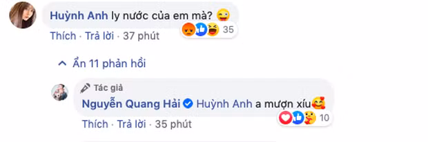 Bên dưới bức ảnh, Huỳnh Anh không ngần ngại vào trêu đùa: "Ly nước của em mà?" và được Quang Hải trả lời "Anh mượn xíu" cùng icon trái tim.