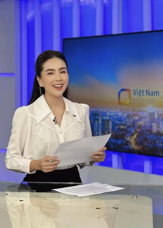 Mai Ngọc là một trong những nữ BTV xinh đẹp của thời sự VTV. Cô sinh năm 1990 tại Hà Nội, chuyện tình của cô và thiếu gia Hà Thành cũng khiến nhiều người mơ ước.