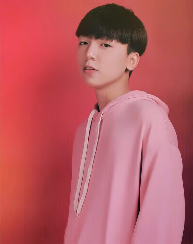 Tại thời điểm là hot teen, Long Bi đang học cấp 2, có gương mặt tròn, mắt một mí khá đáng yêu.