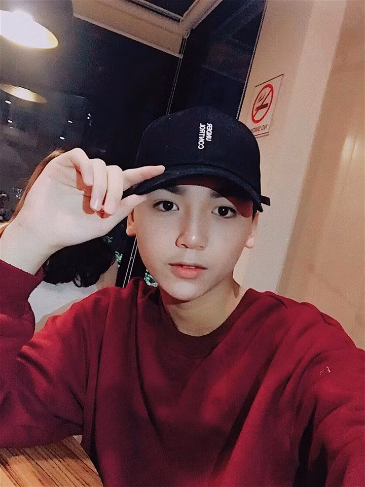 Long Bi và Linh Ka từng kết hợp với nhau 1 lần duy nhất khi được mời diễn xuất trong bộ phim học đường Lớp Học Tha Thu của Yến Tatoo. Sự trưởng thành của Long Bi cùng với sức ảnh hưởng trong giới trẻ đã khiến nhiều người ngạc nhiên.