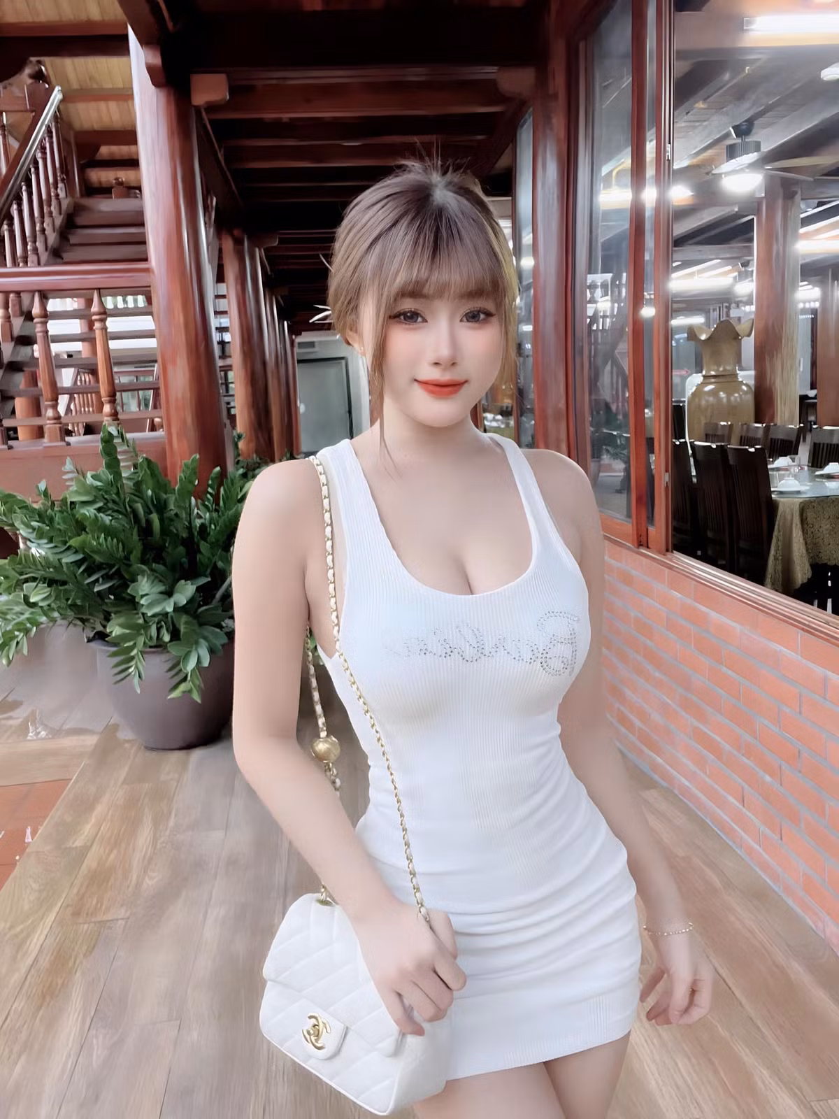 Hiện tại, trang cá nhân mới của Quỳnh Nga đã có hơn14.000 người theo dõi và vẫn đang tăng dần. Mỗi hình ảnh chia sẻ của cô nàng luôn có lượng like lớn cho thấy sức hút của nữ dancer xinh đẹp.