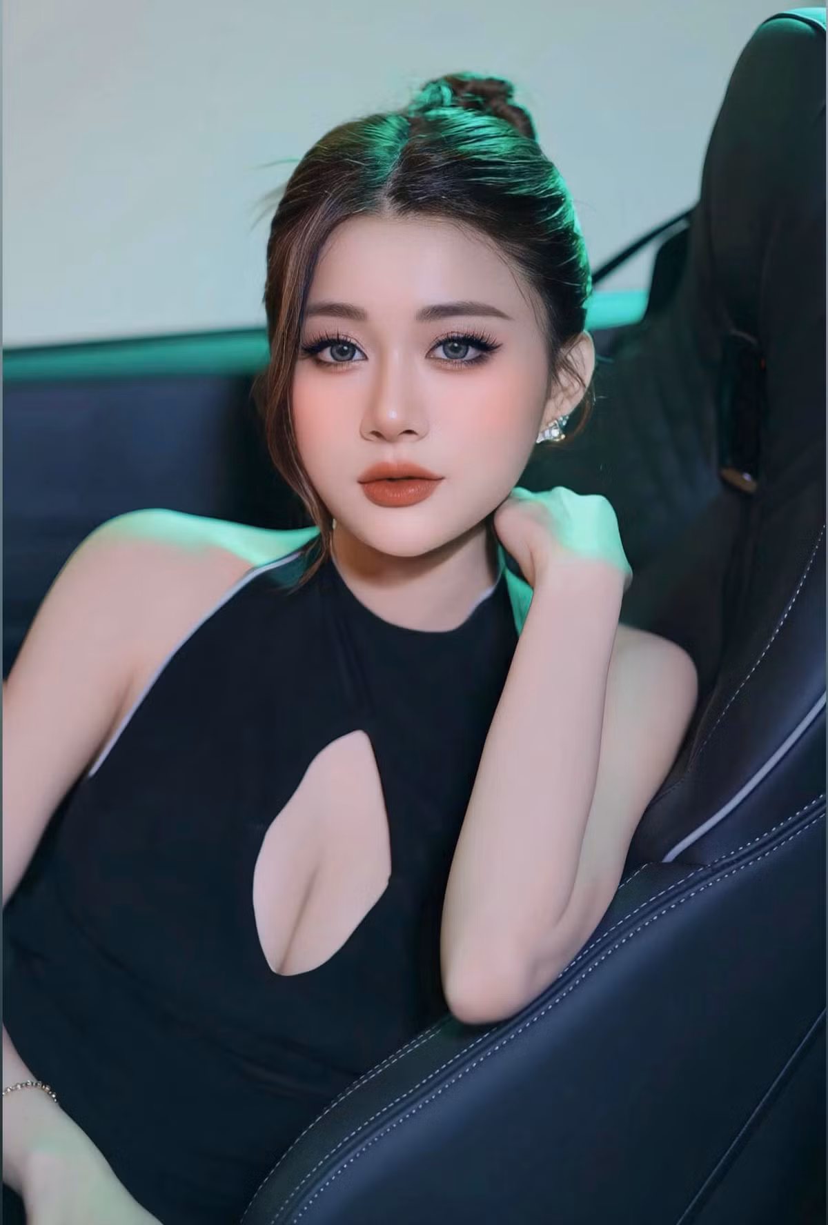 Cô cũng thường xuyên tahr những dòng trạng thái "thả thính" dưới mỗi bức ảnh được đăng tải: "Muốn bắt cọp thì vào sở thú, muốn tìm chỗ trú thì vào tim em", "Nghe nói anh thích con gái thú dị, người như em đây là một thí dụ".