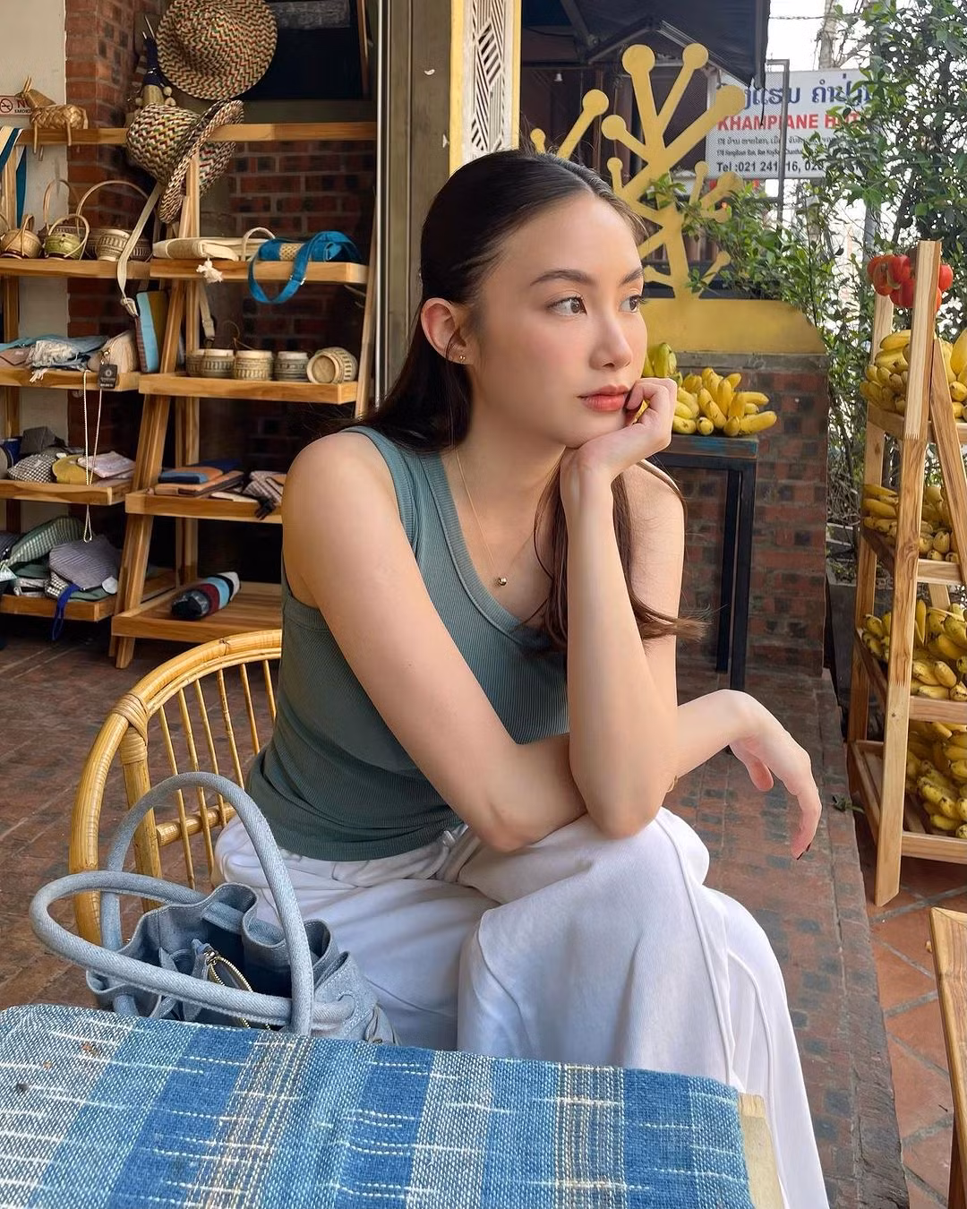Chichi Svl có tên thật là Phoiphailin Sivilay. Cô là hot girl, người mẫu ảnh nổi tiếng ở Lào.