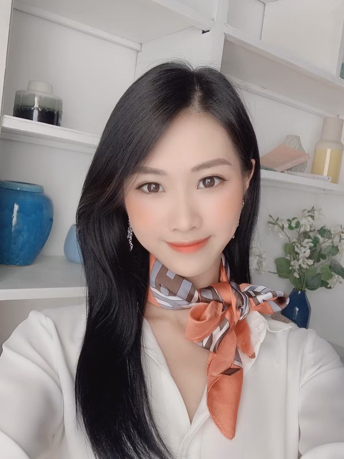 Ngọc Ánh sở hữu hơn 12.000 lượt theo dõi trên Facebook. Cô cũng chơi thân với Trần Danh Trung, một cầu thủ khác của Viettel.
