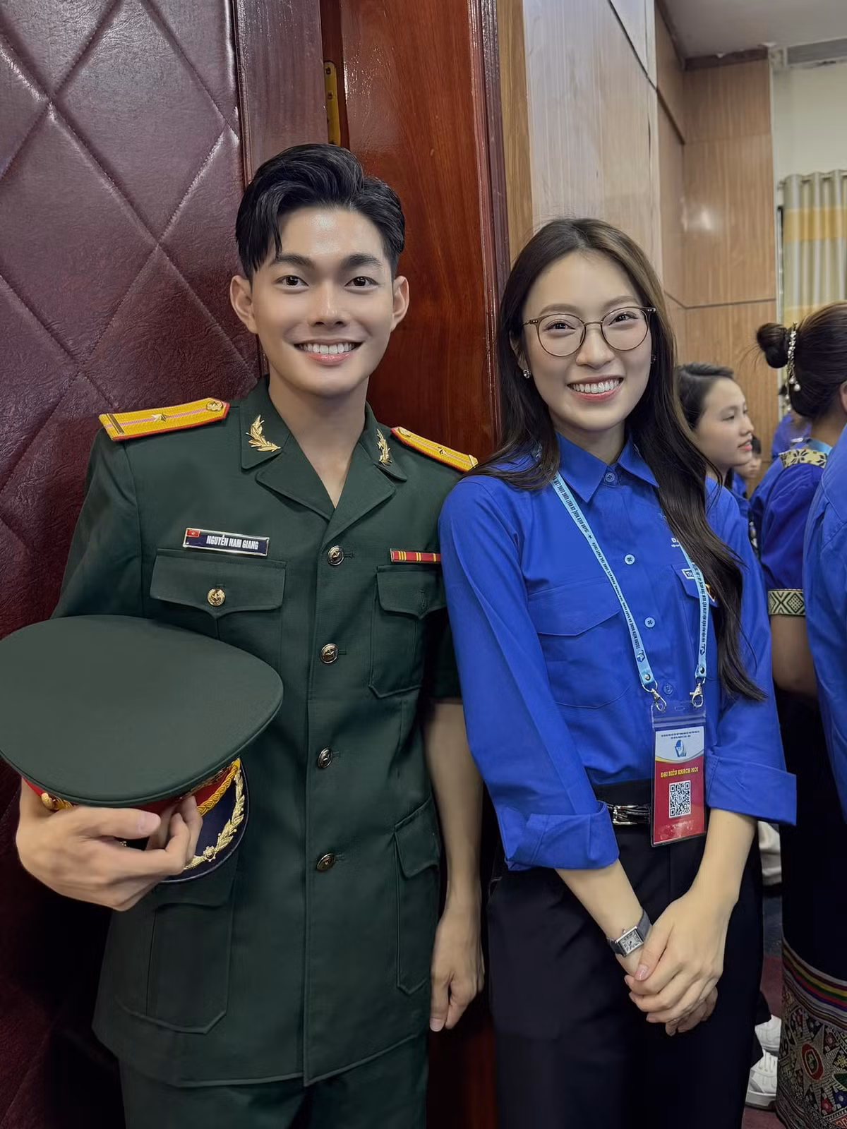 Sự xuất hiện của những cái tên tiêu biểu như Khánh Vy, Quang Linh đã khiến rất nhiều người chú ý. Đặc biệt, cậu thanh niên trong màu áo xanh quân đội chụp ảnh cùng Khánh Vy và Quang Linh đã thu hút sự quan tâm vì sự điển trai của mình.