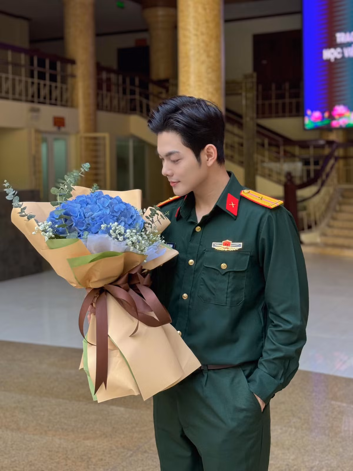 Sinh ra trong một gia đình nông dân nhưng tài năng ca hát của Nam Giang sớm được phát hiện và bồi dưỡng. Với Giang, được hát không chỉ là thực hiện ước mơ của em mà viết tiếp ước mơ giang dở của bố mẹ.