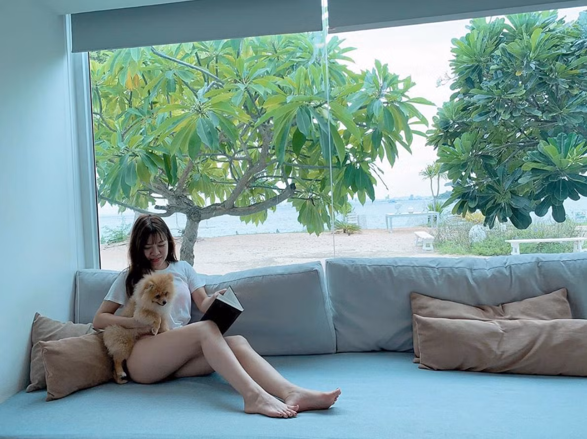 Yến Xuân (SN 1991) được mệnh danh là "hot girl phòng tập" vì sở hữu body cực kỳ nóng bỏng và khuôn mặt xinh đẹp. Cô nàng được biết đến nhiều từ khi hẹn hò với thủ môn Đặng Văn Lâm. Trước đó, Yến Xuân cũng có mối tình chị em với thủ thành Phan Văn Biểu.