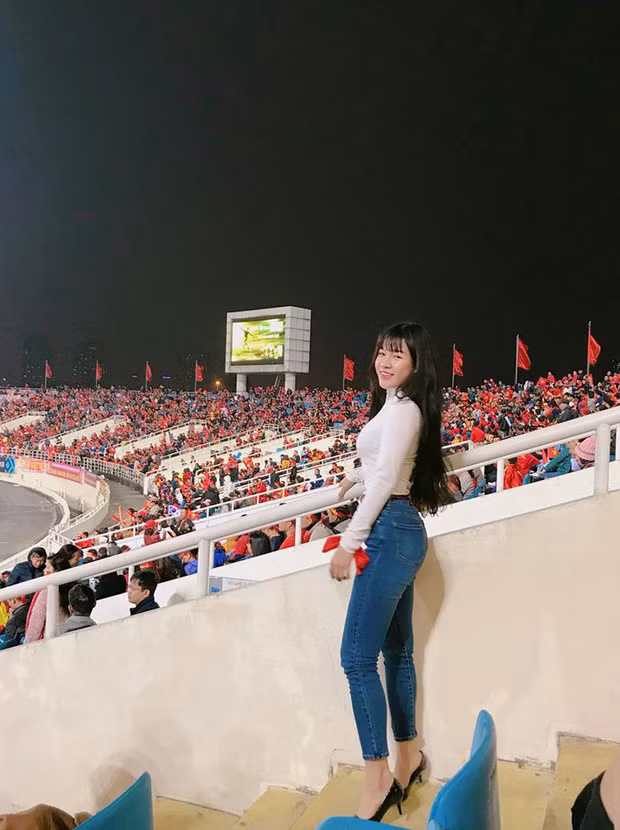 Không chỉ sở hữu gương mặt xinh đẹp, Yến Xuân còn có body nóng bỏng với ba vòng chuẩn chỉ. Hiện tại, cô nàng đang làm HLV gym. Trên trang cá nhân, bạn gái Văn Lâm thường xuyên chia sẻ tips giảm cân và các bài luyện tập để có được cơ thể đồng hồ cát.