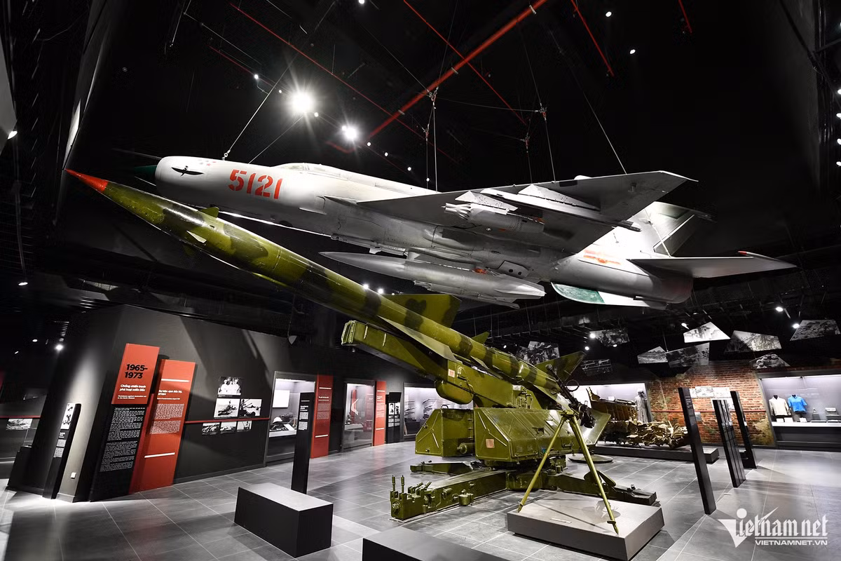 Tại khu vực trưng bày Bảo vật Quốc gia nổi bật là chiếc máy bay MiG-21 số hiệu 5121 cùng hệ thống bệ phóng và vỏ đạn tên lửa SA-75 DVINA (SAM-2). Trung tướng, Anh hùng Lực lượng vũ trang nhân dân Phạm Tuân từng điều khiển chiếc MiG-21 bắn hạ máy bay B52 vào đêm 27/12/1972. 