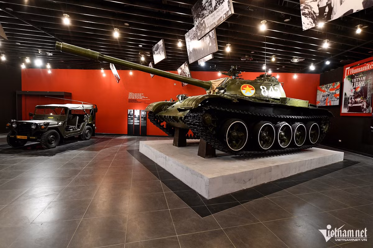 Chiếc xe tăng T-54B số hiệu 843 thuộc Đại đội 4, Tiểu đoàn 1, Lữ đoàn Tăng Thiết giáp 203, Quân đoàn 2 huyền thoại với các chiến tích như tham gia giải phóng Huế, Đà Nẵng, húc vào cổng phụ của Dinh Độc Lập ngày 30/4/1975... Vào năm 2012, Nhà nước đã công nhận chiếc xe tăng này là Bảo vật Quốc gia. Hiện tại, bảo tàng đã hoàn thiện giai đoạn 1, dự kiến mở cửa cho du khách vào tham quan từ ngày 1/11/2024
