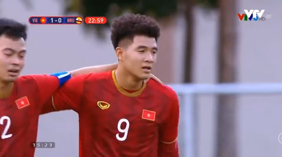 Liên tục sau đó, Hà Đức Chinh có thêm một pha ghi bàn ở cuối hiệp 1 và lập công thêm một lần nữa khi vừa bước vào hiệp 2 khiến các cầu thủ U22 Brunei "phát hoảng". Giữa hiệp 2, anh chàng lại ghi thêm một bàn vào lưới đối thủ nâng tỉ số lên 4-0.