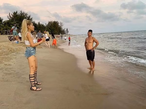 Đôi chân kém nuột nà, nhiều vết thâm của hot girl khác xa với trên ảnh.