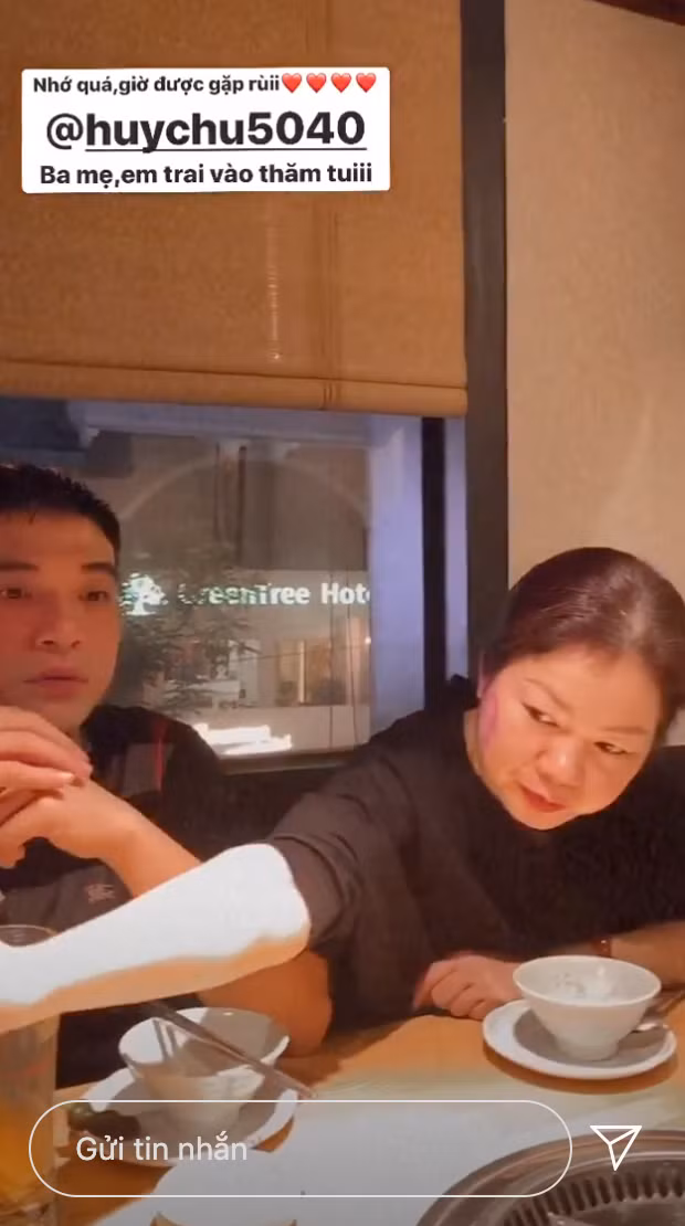 Mới đây, trên trang cá nhân, hot girl Linh Ka khoe khoảnh khắc được đoàn tụ với gia đình dịp lễ 30/4 - 1/5.