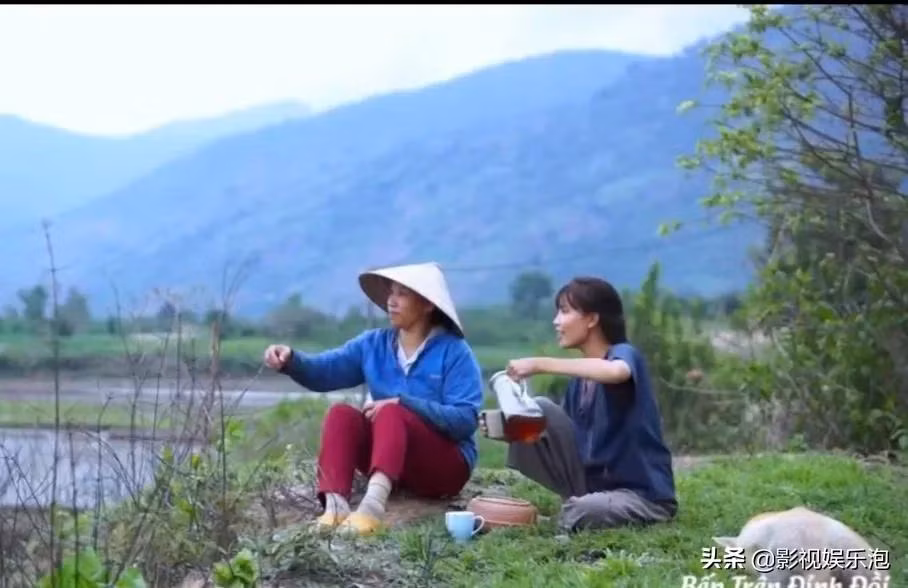 Không chỉ bị chỉ trích về việc "ăn cắp" ý tưởng, Bếp Trên Đỉnh Đồi còn bị nhận xét khí chất, khả năng nấu ăn, sản phẩm đều kém xa, không thể so sánh với Lý Tử Thất.