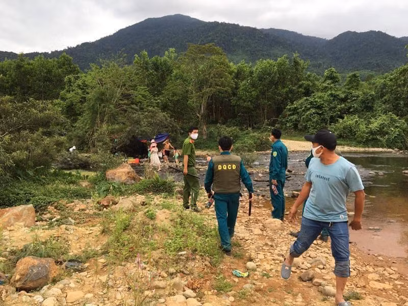 Cứ 2 tiếng, lực lượng an ninh phải đi kiểm tra, lập biên bản các trường hợp vi phạm. Đáng trách hơn, những "phượt thủ" bất chấp lệnh cấm đi dã ngoại này còn không đeo khẩu trang và giữ khoảng cách 2 mét an toàn.
