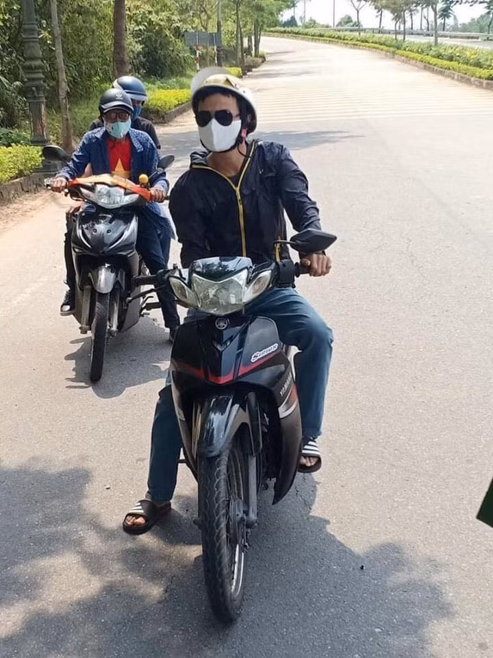 "Nói ý thức kém lại tự ái. Cho nghỉ dịch để cách ly, tránh lây lan virus thì kéo đàn, kéo đống đi cắm trại ăn uống? Rồi đến lúc dịch bùng thì sợ vàng mắt, chỉ trích y tế nước nhà", "Đúng là bệnh gì cũng không đáng sợ bằng bệnh liều, giặc gì cũng không kinh khủng bằng giặc dốt. Về nhà đi cho xã hội yên" - Dân mạng gay gắt bình luận.