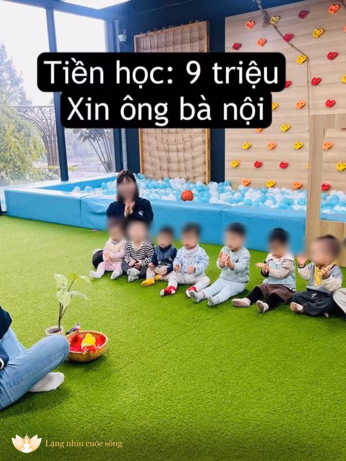 Lương 5 triệu nhưng vẫn cho con đi học trường tư với mức học phí đắt đỏ 9 triệu, do đó là khoản ông bà nội lo.