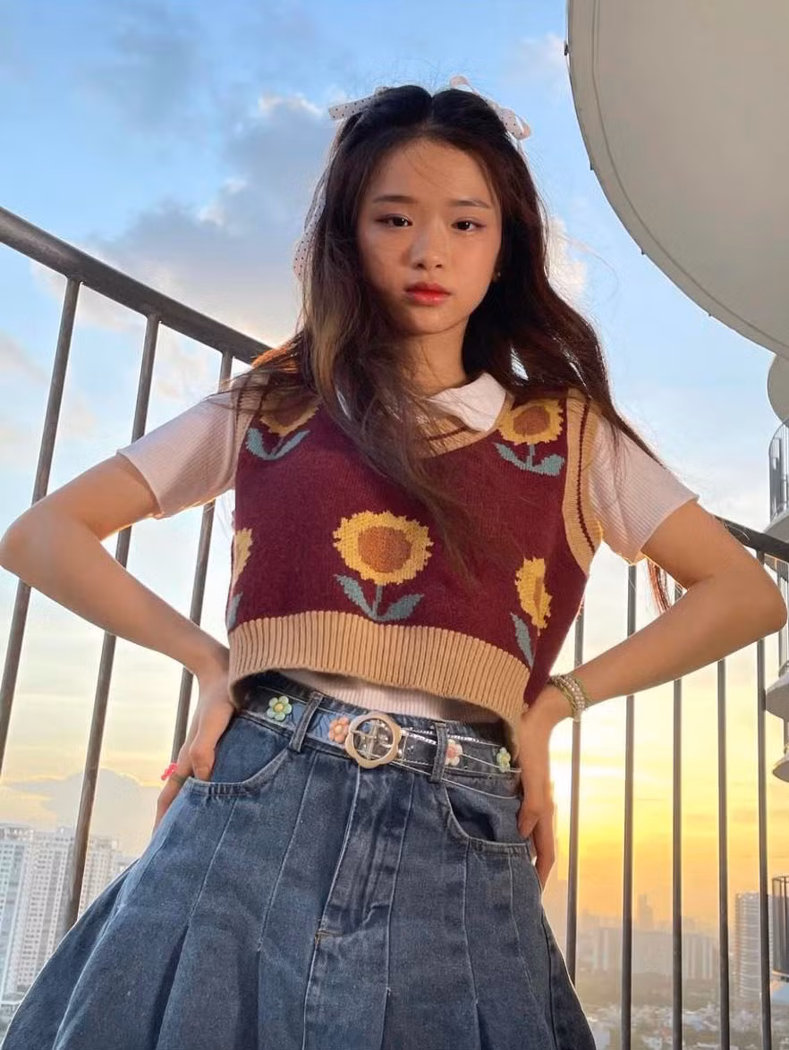 Cô nàng thường xuyên chia sẻ những khoảnh khắc đời thường lên trạng cá nhân của mình.