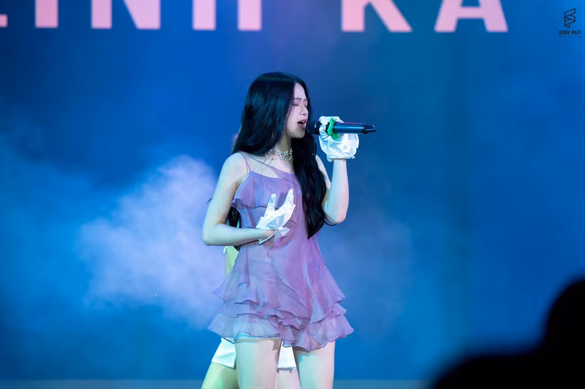 Linh Ka cũng thường lựa chọn những thiết kế váy ngắn khi trình diễn trên sân khấu.
