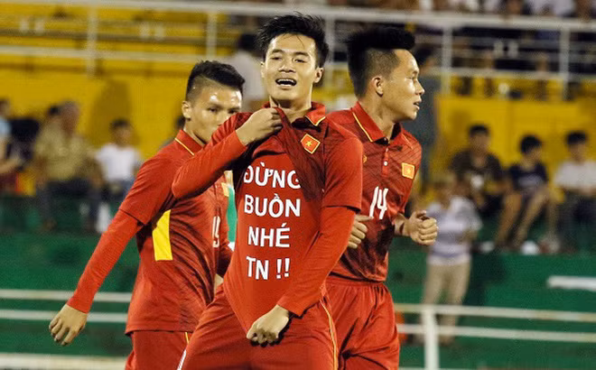 Trong một trận đấu, khi vừa ghi bàn xong, Văn Toàn từng kéo áo lộ dòng chữ "Đừng buồn nhé TN" để dỗ dành bạn gái. Chẳng cần nói cũng biết, TN là viết tắt của Trang Nhung.