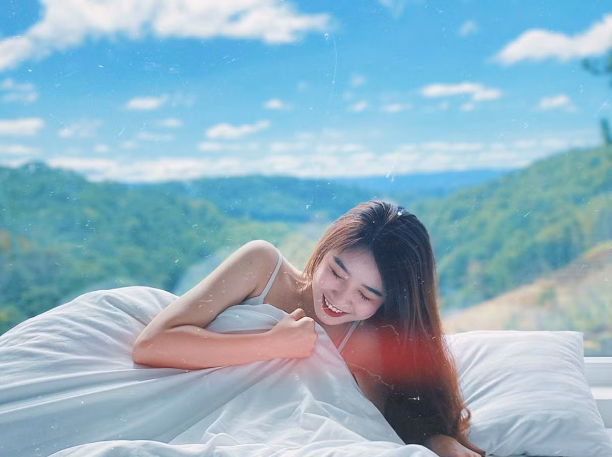 Mới đây, cô nàng bị tố quảng cáo sản phẩm không có tâm, trang cá nhân sắp thành "tiệm tạp hóa" giống nhiều nàng WAGs khác là Nhật Lê, Hoàng Anh Ốc,...