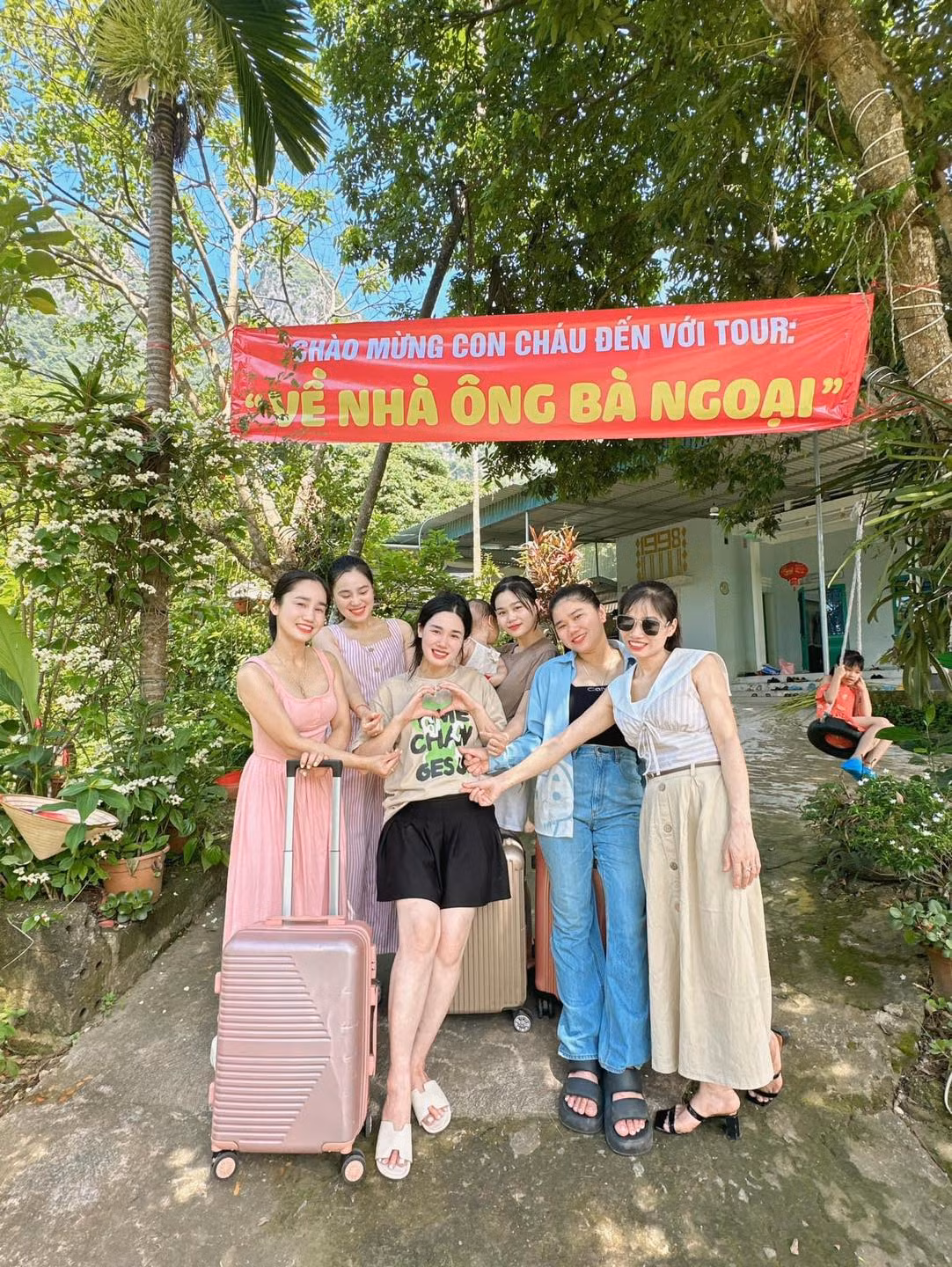 Được biết, tấm băng rôn đặc biệt trên là ý tưởng của ông Khánh Ba (64 tuổi), ở Hòa Bình. Để chào đón các cháu về nhà chơi, ông đã nhờ con gái in một chiếc băng rôn đặc biệt và treo trước nhà.