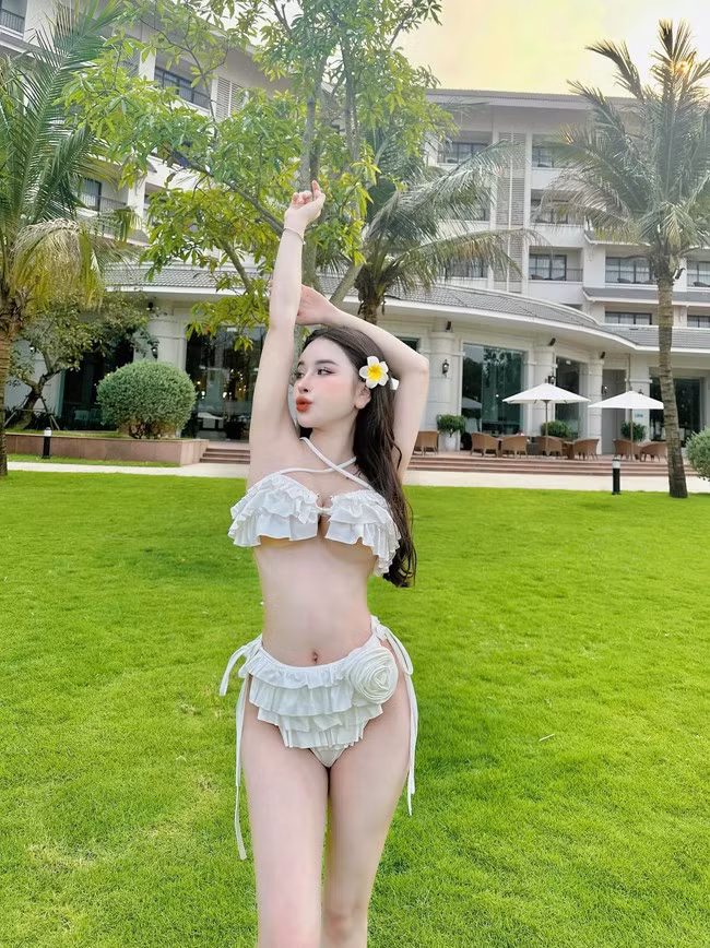 Phương Quỳnh cũng sở hữu thân hình nuột nà cũng làn da trắng như bông bưởi.