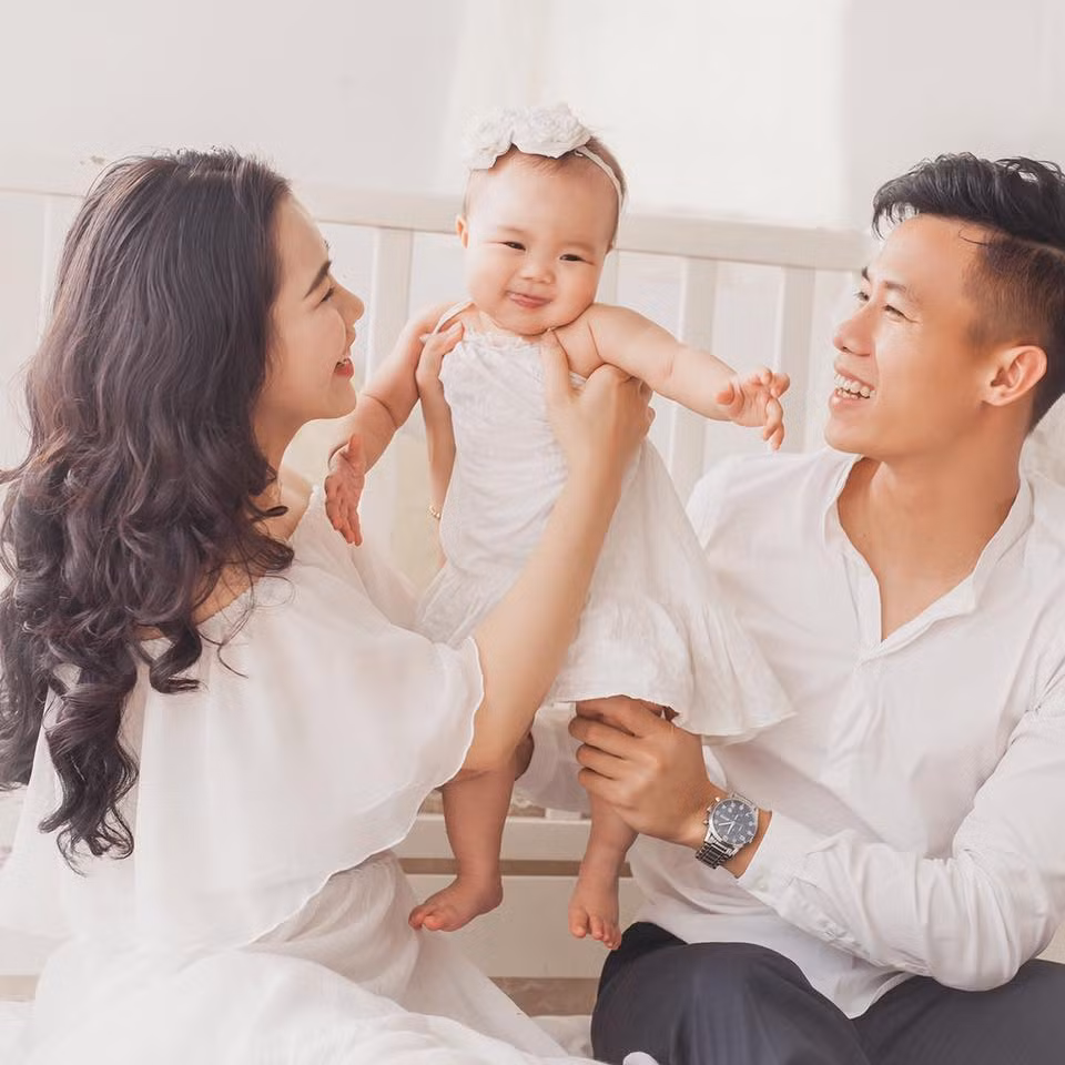 Gia đình Quế Ngọc Hải thu hút được sự quan tâm của rất nhiều người hâm mộ. Đội trưởng của tuyển Việt Nam cũng thường xuyên chia sẻ khoảnh khắc hạnh phúc bên vợ hoa khôi và con gái trên trang cá nhân.