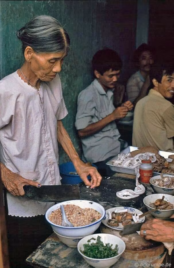 Cháo lòng là một thức quà ăn sáng quen thuộc của người Hà Nội, đặc biệt được đàn ông rất ưa chuộng vì ăn được lai rai trước khi đi làm. Cho đến hiện tại, những quán cháo lòng buổi sáng vẫn cực kỳ đông đúc và sớm hết hàng.