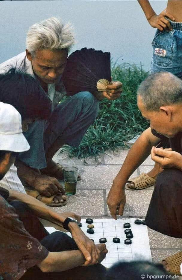 Các cụ ông ngồi tụ tập ngoài công viên, xoay quanh bàn cờ tướng, hình ảnh này vừa quen thuộc lại vừa yên bình. Hiện nay ở các công viên vẫn có nhóm các cụ ông ngồi thảnh thơi chơi cờ, uống nước.