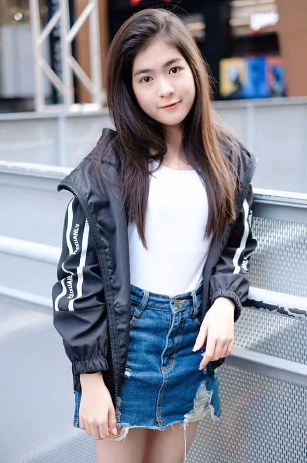 Bên cạnh công việc diễn viên tự do, Unda Kulteera Yordchang còn thường xuyên tham gia chụp hình quảng cáo, làm mẫu cho một số thương hiệu thời trang trong nước.