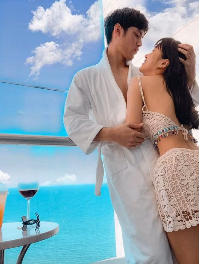 Chính vì vậy, khi xuất hiện cùng Trang Anna nhiều người vô cùng bất ngờ. Đặc biệt chuyện yêu Trang Anna từ cái nhìn đầu tiên sau đó qua Việt Nam cầu hôn bạn gái của Pre đã khiến nhiều người ngưỡng mộ. Chính Pre cũng tuyên bố không quan tâm đến quá khứ của bạn gái.