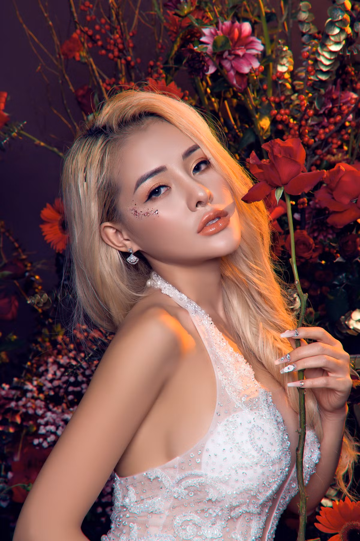  Ngân 98 nổi tiếng là hot girl chuyên làm trò lố, tạo dáng chụp ảnh phản cảm và thường xuyên dính vào chuỗi những scandal dài như "cô dâu 8 tuổi", không có hồi kết.