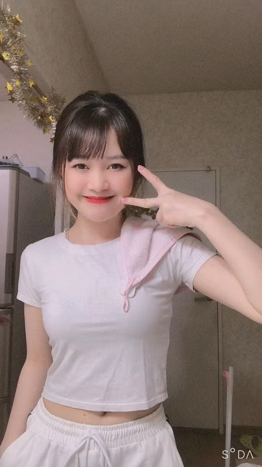 Hiện, Hoài Thương đã làm việc ở Nhật Bản được 1,5 năm. Trước đây, cô từng chia sẻ nhiều clip trên mạng, nhưng phải đến khi sang xứ phù tang, cô mới tạo ra nhiều sản phẩm thú vị hơn. Dù chỉ đăng nội dung đơn giản, kênh video của 9X cũng thu hút 127.000 follower. Mỗi lần khoe giọng hát qua những bài dân ca Nghệ - Tĩnh, Thương đều được dân mạng khen ngợi.