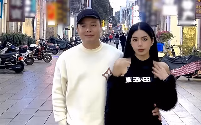 Suốt 1 tuần qua, trên mạng xã hội tràn lan clip nghi vấn Hằng Du Mục và chồng là Tôn Bằng (người Trung Quốc, sinh năm 1981) lục đục, ghen tuông, thậm chí xô xát liên quan đến người thứ ba là Quang Linh Vlogs. Cụ thể, Tôn Bằng tỏ thái độ không hài lòng khi Hằng Du Mục và Quang Linh Vlogs liên tục xuất hiện cùng nhau, không chỉ livestream, quay clip bán hàng, mà còn tương tác vui vẻ thân mật.