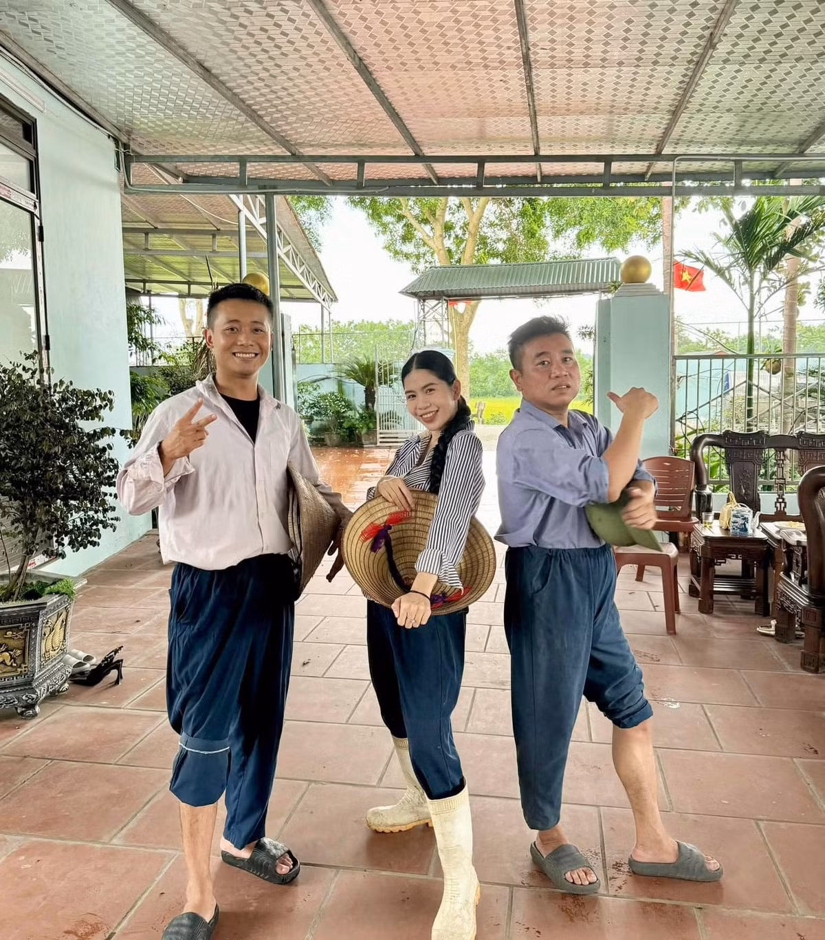 Gần đây mâu thuẫn giữa Hằng Du Mục và chồng Trung Quốc được rất nhiều người quan tâm. Chính vậy khi Quang Linh lên livestream, nhiều người đã vào hỏi anh về vấn đề này. Khi bị hỏi quá nhiều, Quang Linh đã đáp lời: “Mình không ở trong câu chuyện nên không nói được, nhưng mình biết hết từ đầu đến cuối. Mọi người đứng sau ủng hộ (Hằng Du Mục) là được rồi"