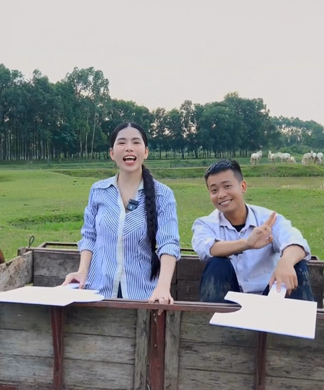 Hằng và Quang Linh cùng đồng hành với nhau trong nhiều dự án, thân thiết đến mức còn gọi nhau là "chị ruột, em ruột".