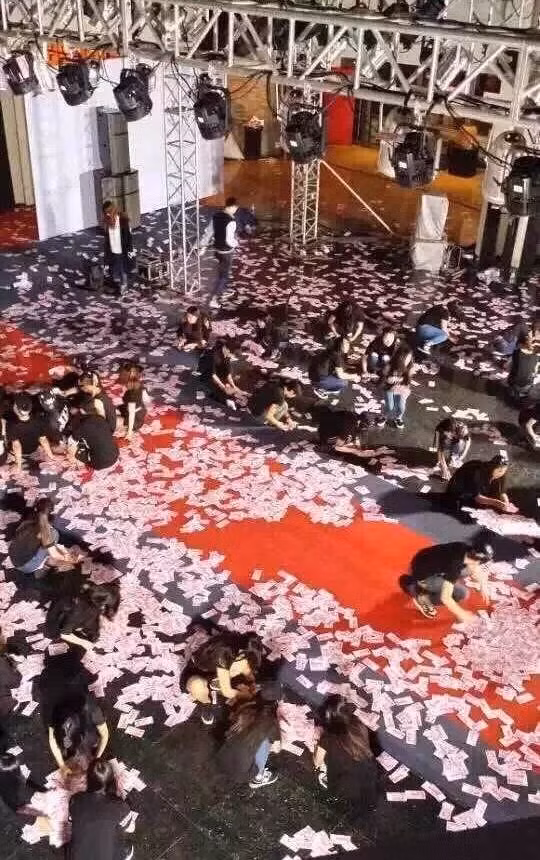 Màn mưa tiền chỉ là một hiệu ứng với lời chúc tới những sinh viên sắp ra trường sẽ trở thành những người thành đạt trong xã hội.