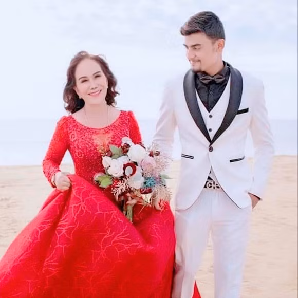 Sau cuộc gặp gỡ với người em cùng chung cảnh ngộ là Thu Sao, cô Hoa chăm chút ngoại hình của mình hơn trước. Trong chuyến du lịch cùng cặp đôi Thu Sao - Hoa Cương, vợ chồng cô Hoa cũng tranh thủ chụp ảnh cưới làm kỷ niệm. Dù trước đó đã "nhá hàng" vài bức nhưng mới đây "cô dâu 65" mới đăng ảnh "nét căng" lên mạng xã hội.