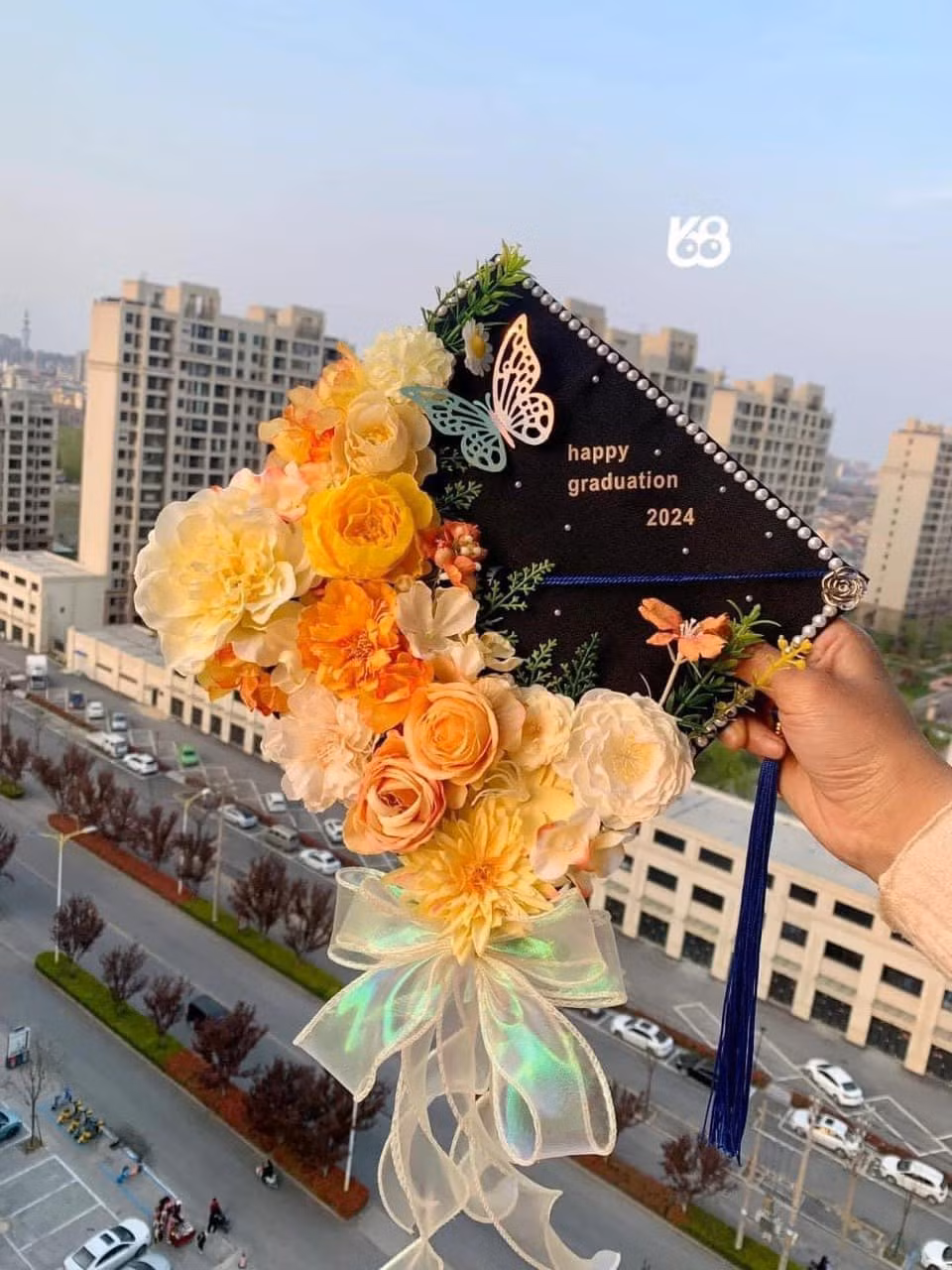 Chiếc mũ tốt nghiệp với tone màu cam.