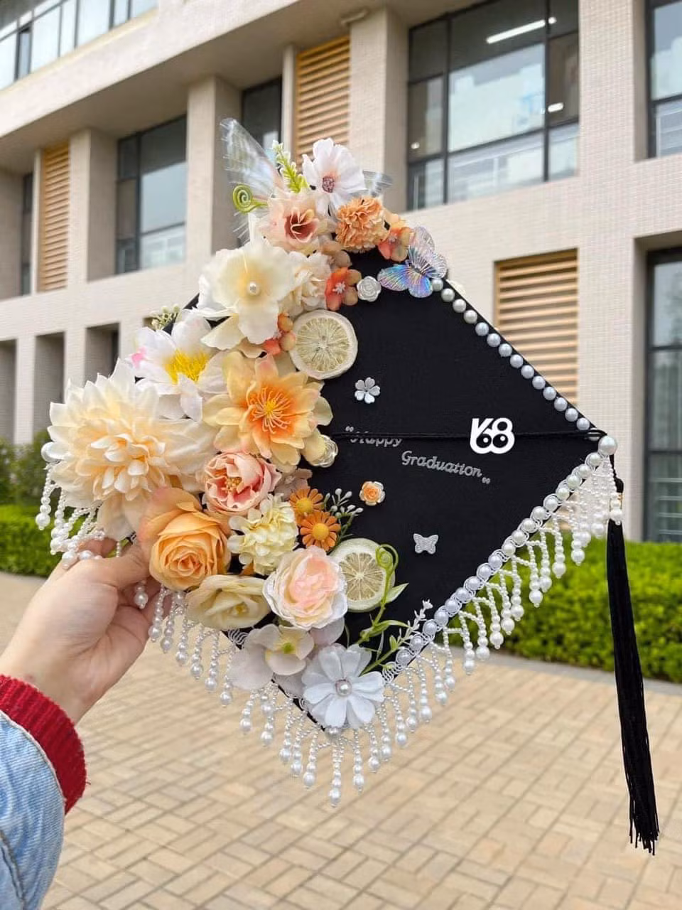 Mới đây, loạt ảnh mũ cử nhân do chính các bạn sinh viên thiết kế được đăng tải lên MXH đã thu về rất nhiều sự chú ý. Được biết, những chiếc mũ này được trang trí lấy cảm hứng từ trend "kiếp này cài hoa lên tóc, kiếp sau mỹ mạo như hoa".