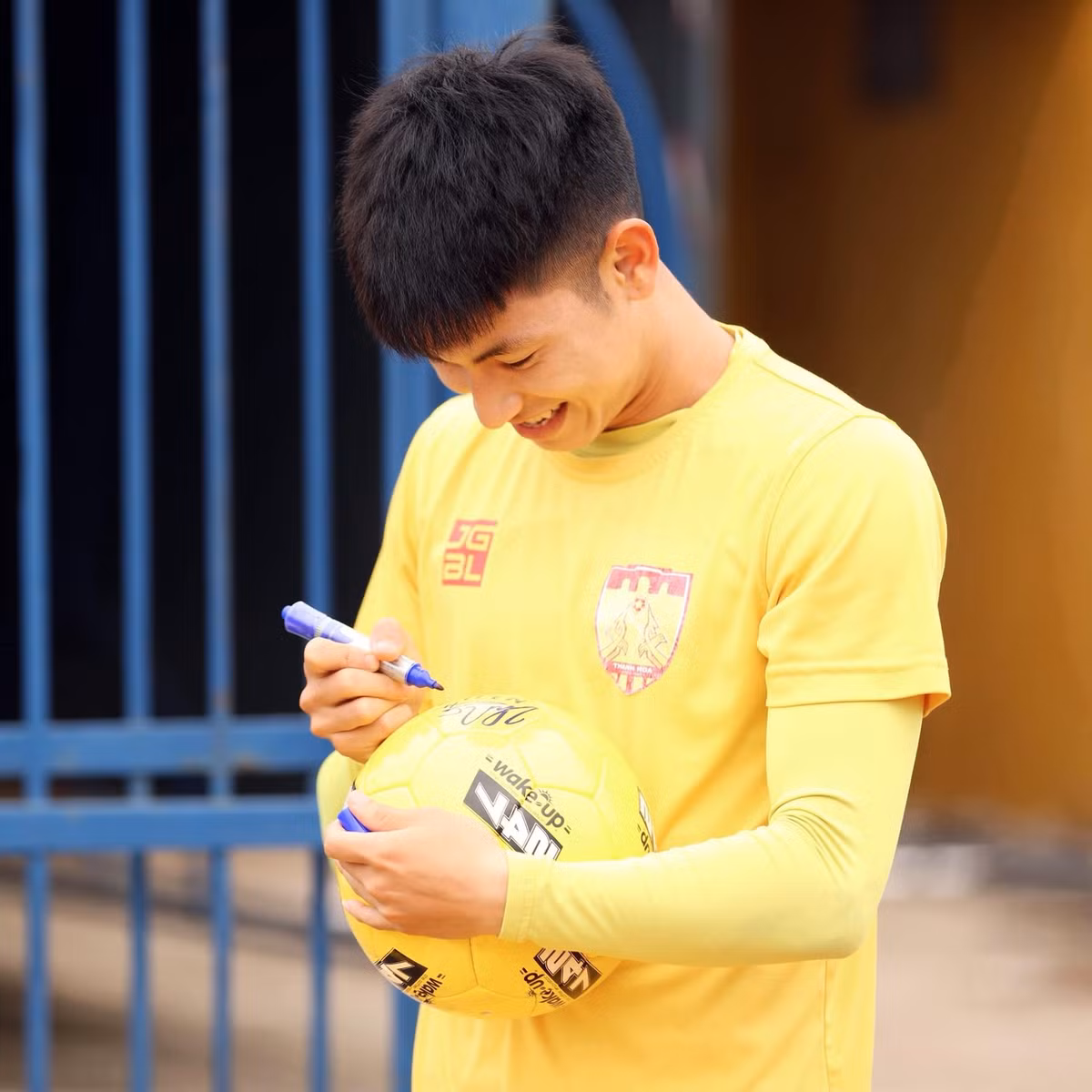 Không ngoa khi nói Trọng Hùng sở hữu nụ cười đẹp nhất tuyển U23 lần này. Trên mạng xã hội, nhiều người còn ví von rằng nụ cười của cầu thủ sinh năm 1997 mang lại ánh nắng cho cả đội.