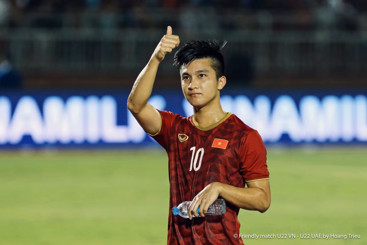 Martin Lo hiện đang chơi cho CLB Phố Hiến cũng là một cái tên nổi bật trong đội hình U23 sang Hàn Quốc tập huấn sắp tới. Trước khi về Việt Nam, Việt kiều này từng thi đấu trong màu áo đội trẻ câu lạc bộ Western Sydney.
