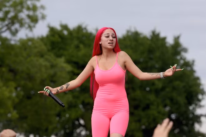 Mặc dù đời tư bê bối, sự nổi loạn của Danielle Bregoli không thể ngăn cản sự nghiệp âm nhạc của cô lên như diều gặp gió. Với nghệ danh Bhad Bhabie, 10X phát hành đĩa đơn đầu tay These Heaux vào năm 2017. Sản phẩm này không chỉ chiếm vị trí 77 trong bảng xếp hạng Billboard Hot 100, mà còn giúp cô trở thành nữ ca sĩ trẻ nhất có đĩa đơn đầu tay lọt vào bảng xếp hạng đình đám. Ảnh: Getty.